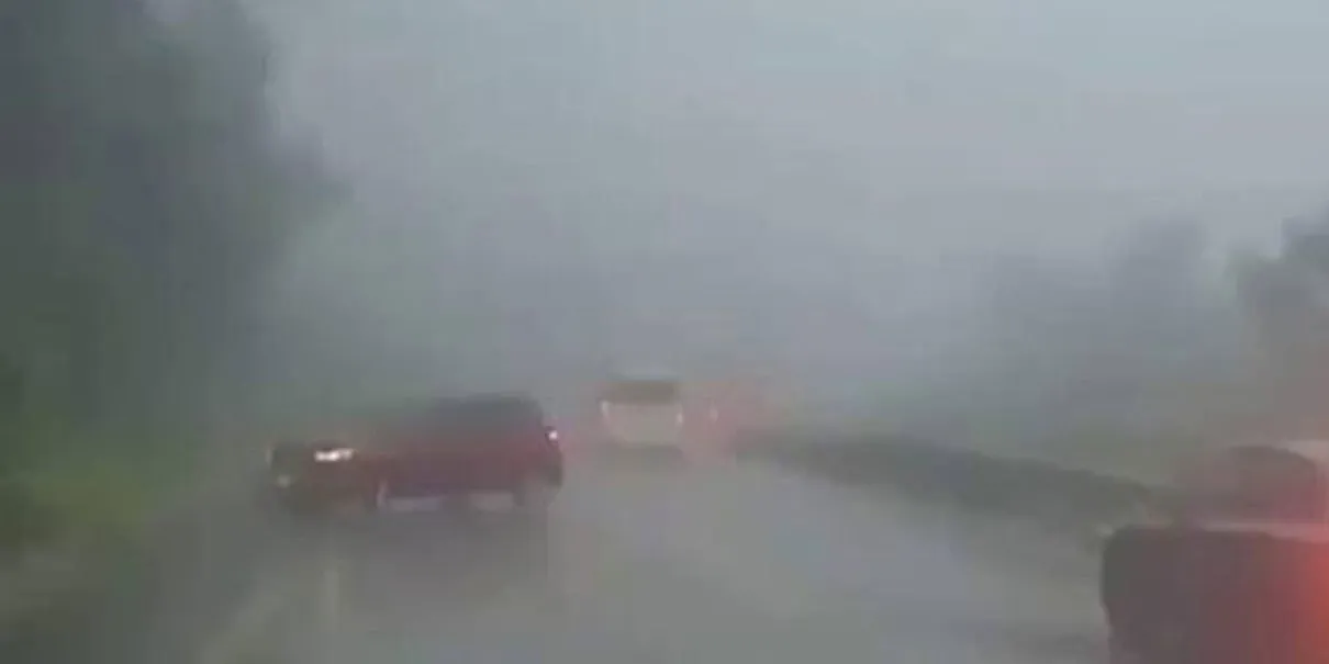 Vista de la autopista Puebla-Orizaba con neblina y vehículos detenidos en Cumbres de Maltrata