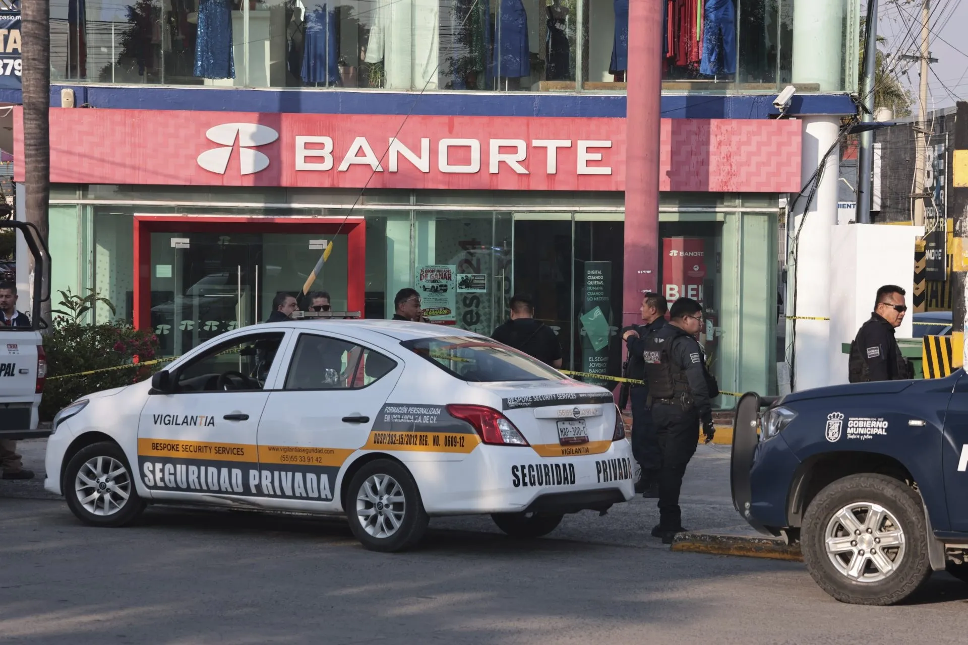 Acordonamiento policiaco en Plaza Solé, sobre la Calzada Zavaleta, en Puebla, tras un asalto a un cuentahabiente