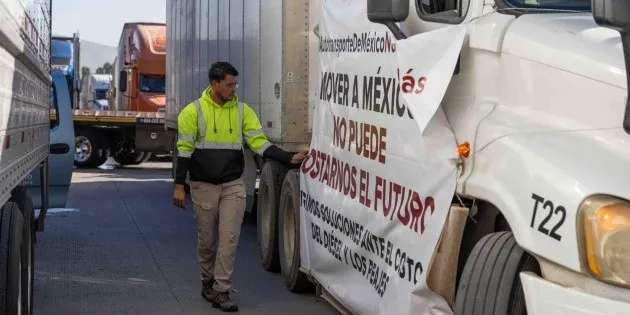 Camiones de carga detenidos durante un bloqueo de transportistas en una carretera del país