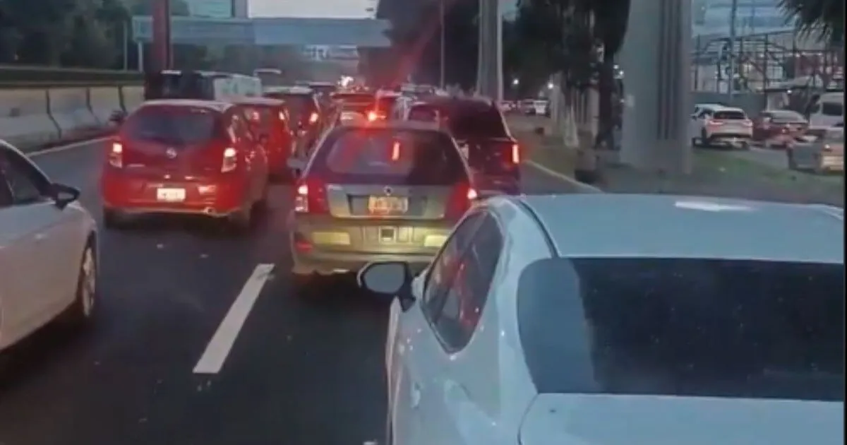 Vehículos detenidos en una carretera tras un accidente vial, con personal de atención trabajando sobre la vía