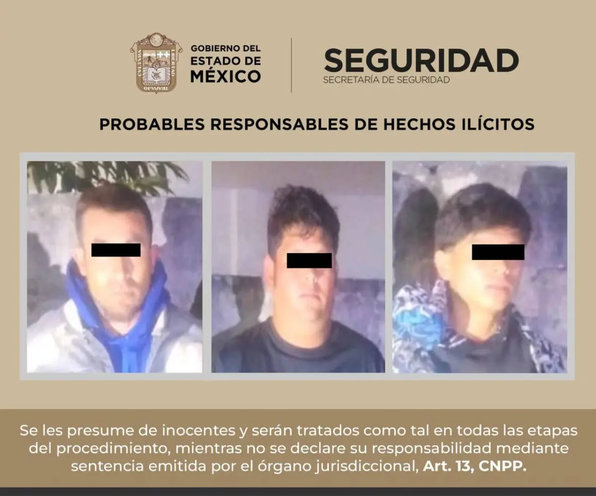 Policías estatales junto a una camioneta de carga asegurada en la autopista México-Querétaro, en Jilotepec