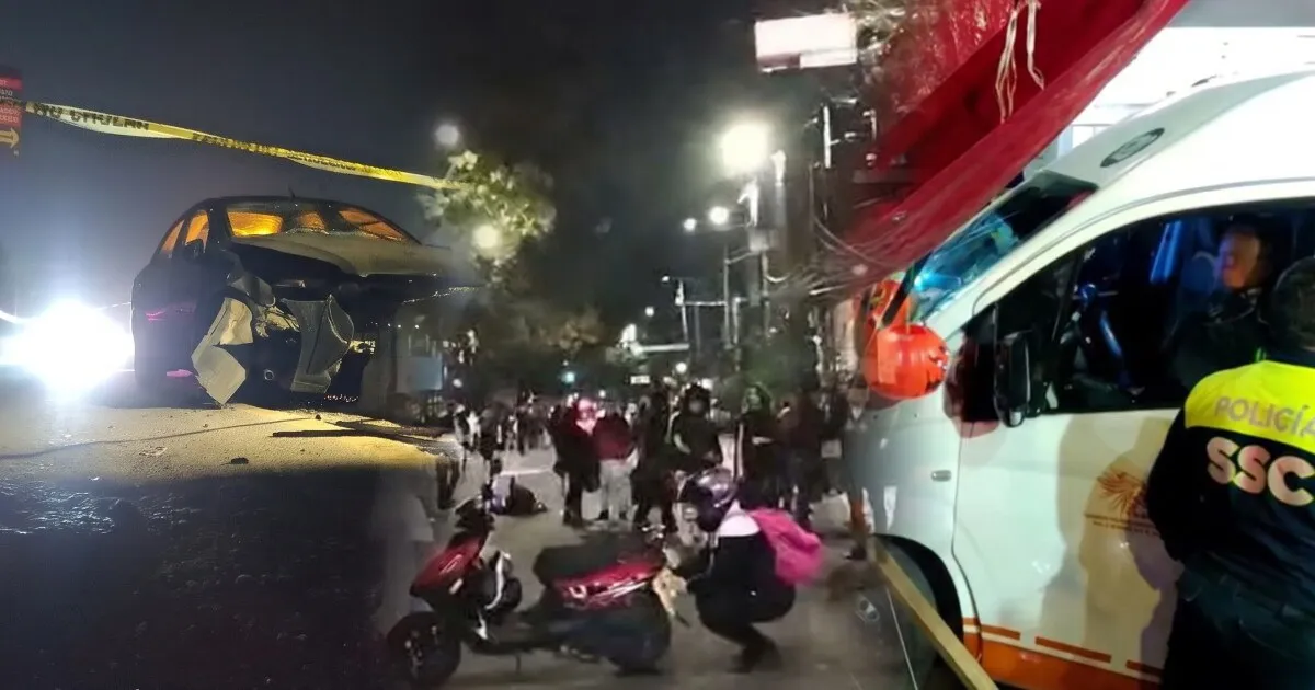 Auto compacto accidentado junto a la barrera central de la autopista México-Puebla, en Ixtapaluca.