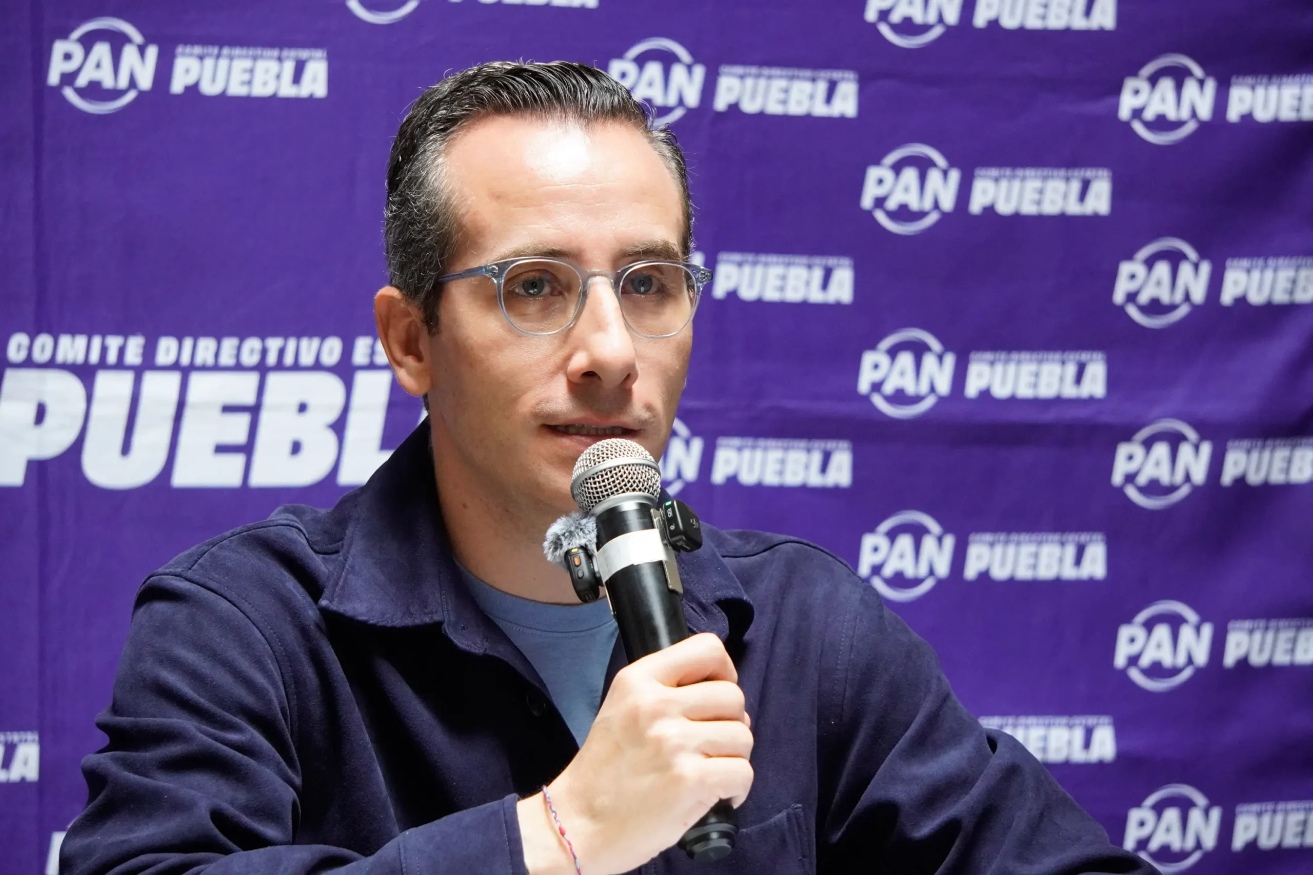Mario Riestra Piña en rueda de prensa del PAN en Puebla