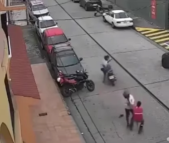 Fotograma de un video en el que un repartidor de Rappi forcejea con un hombre en la vía pública de Puebla