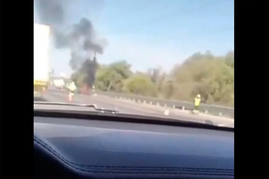 Vehículo en llamas en la autopista México–Puebla, cerca de la caseta de Texmelucan